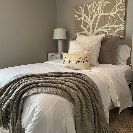 Cozy, 1St Floor Apartment 2Bdrms Plus Semi Private Room With Futon Pets With Fee Family Friendly Close To Everything Cleveland Bagian luar foto