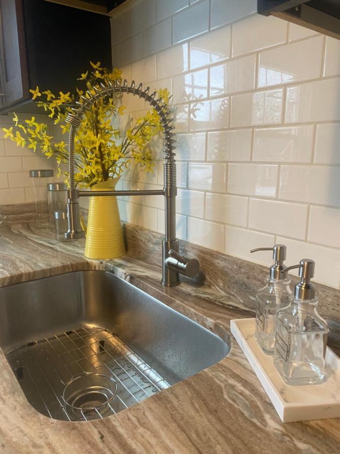 Cozy, 1St Floor Apartment 2Bdrms Plus Semi Private Room With Futon Pets With Fee Family Friendly Close To Everything Cleveland Bagian luar foto