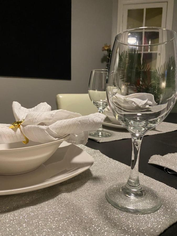 Cozy, 1St Floor Apartment 2Bdrms Plus Semi Private Room With Futon Pets With Fee Family Friendly Close To Everything Cleveland Bagian luar foto
