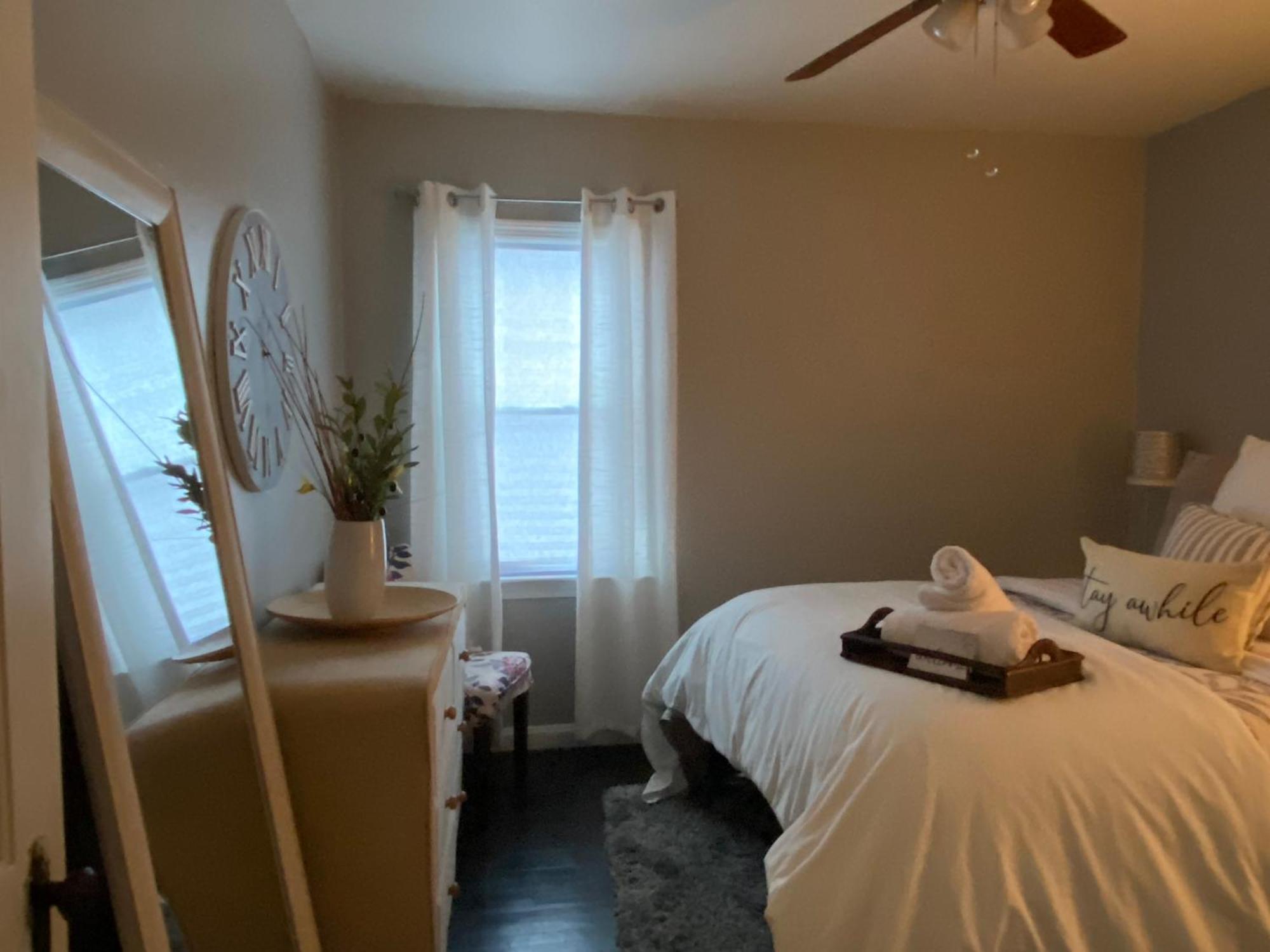 Cozy, 1St Floor Apartment 2Bdrms Plus Semi Private Room With Futon Pets With Fee Family Friendly Close To Everything Cleveland Bagian luar foto