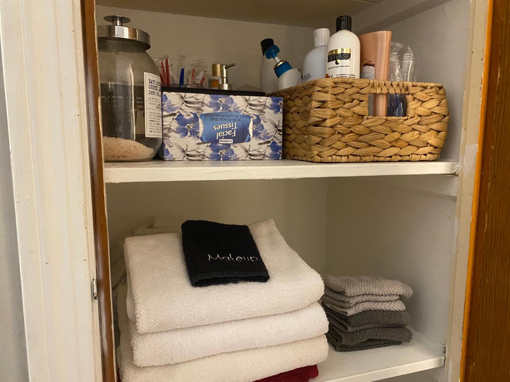 Cozy, 1St Floor Apartment 2Bdrms Plus Semi Private Room With Futon Pets With Fee Family Friendly Close To Everything Cleveland Bagian luar foto